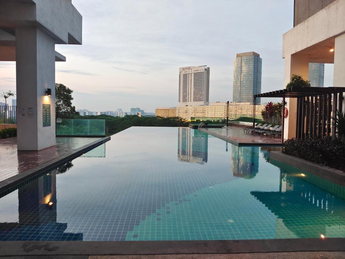 Apartment Mosaic 1br, Wifi, Walking Distance To Mid Valley Jb , 4-5pax Johor Bahru