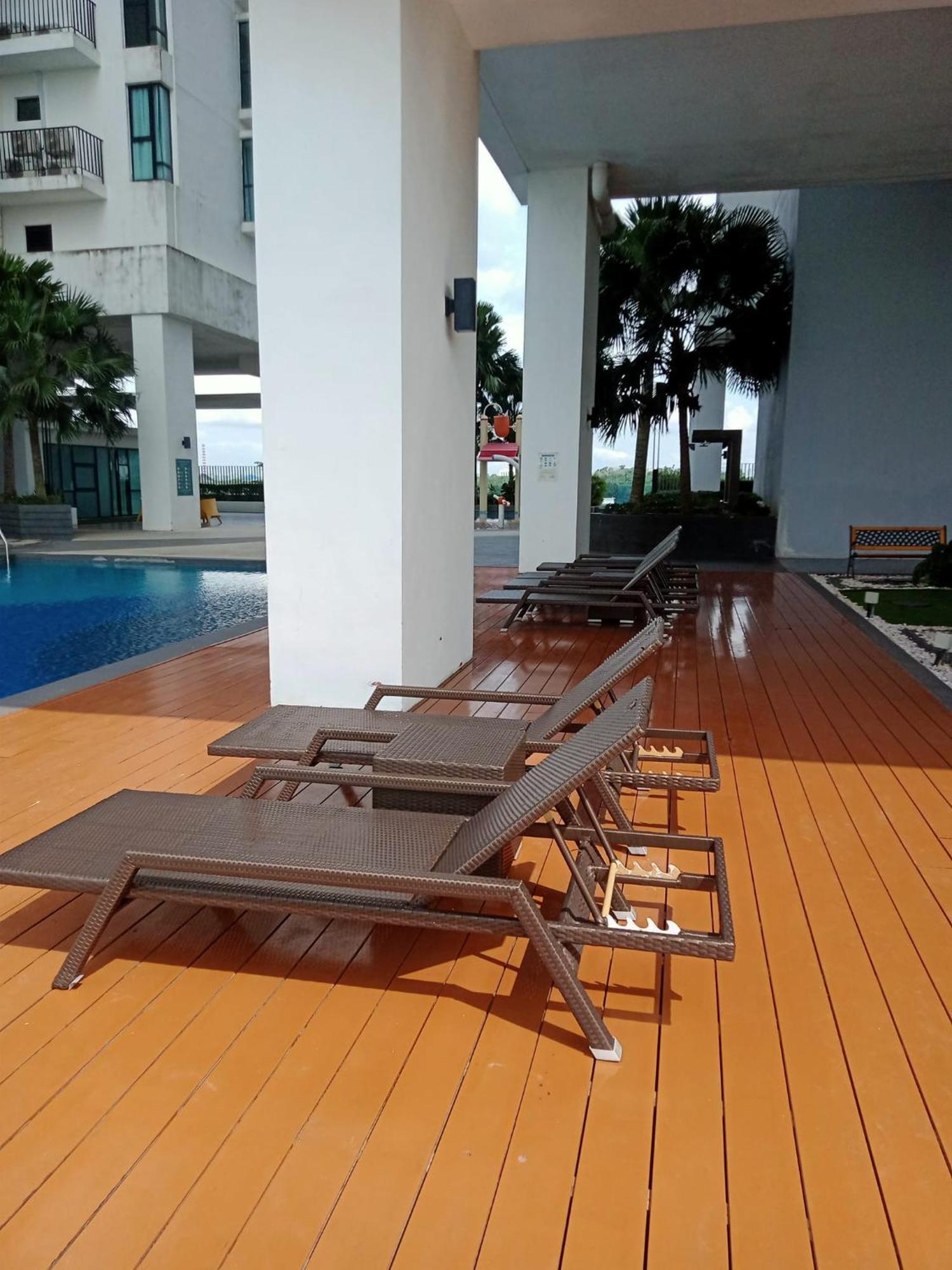 Apartment Mosaic 1br, Wifi, Walking Distance To Mid Valley Jb , 4-5pax Johor Bahru