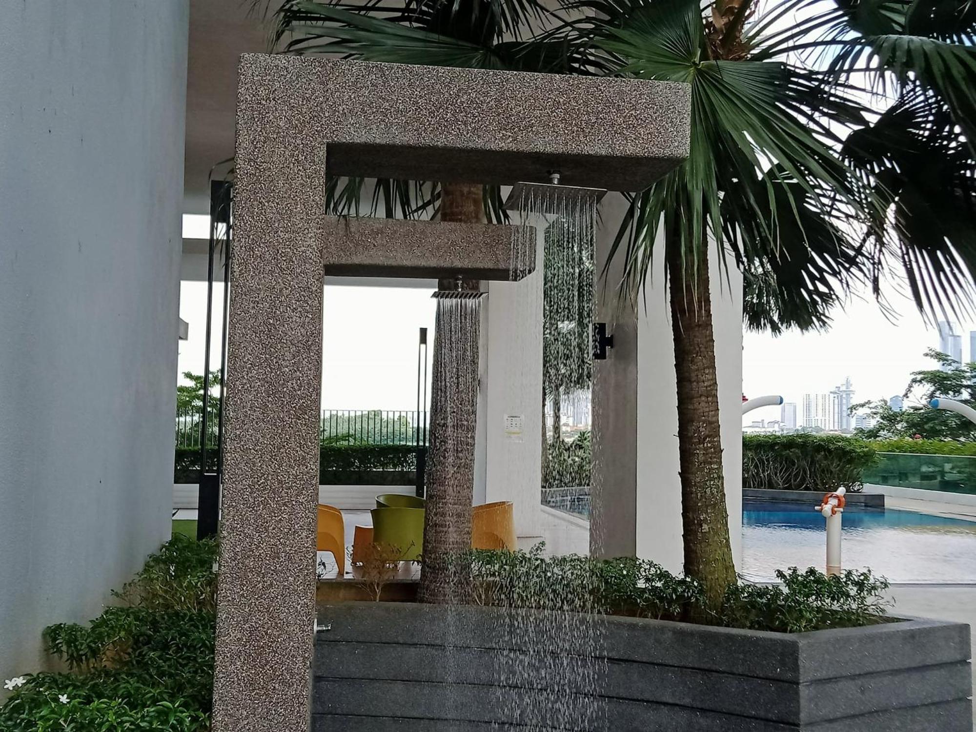Mosaic 1br, Wifi, Walking Distance To Mid Valley Jb , 4-5pax Apartment *
